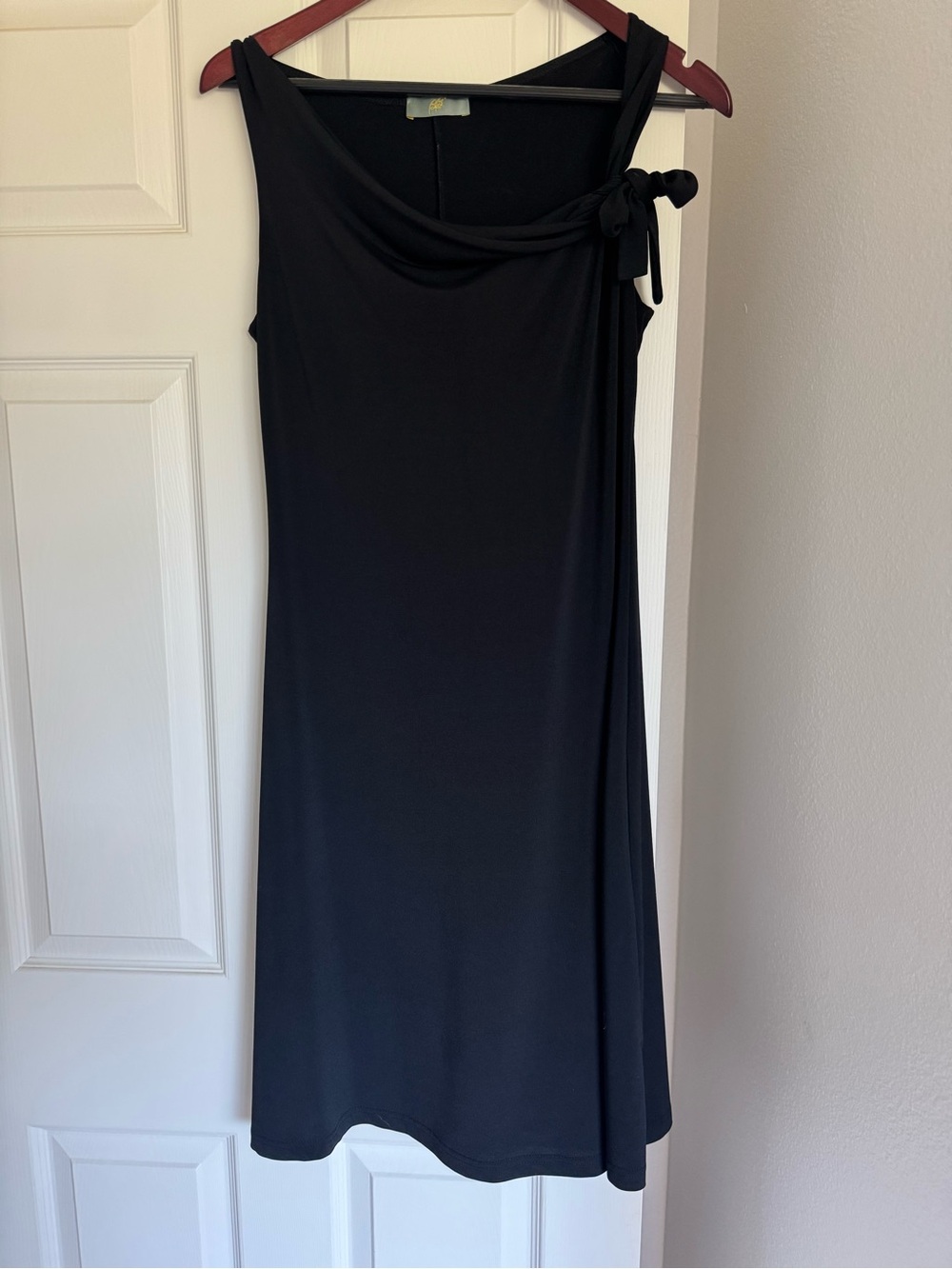 Black Sleeveless Knot-Shoulder Dress